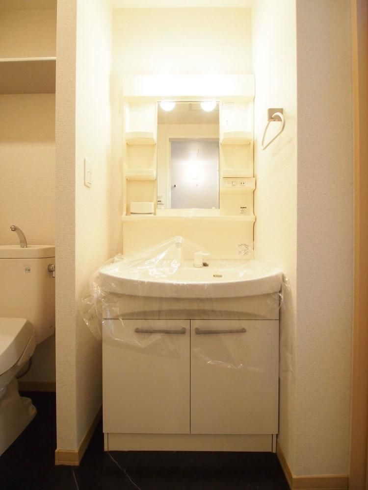 【洗面所】　シャワー付き洗面台
退室前の為同間取りのお部屋の写真です