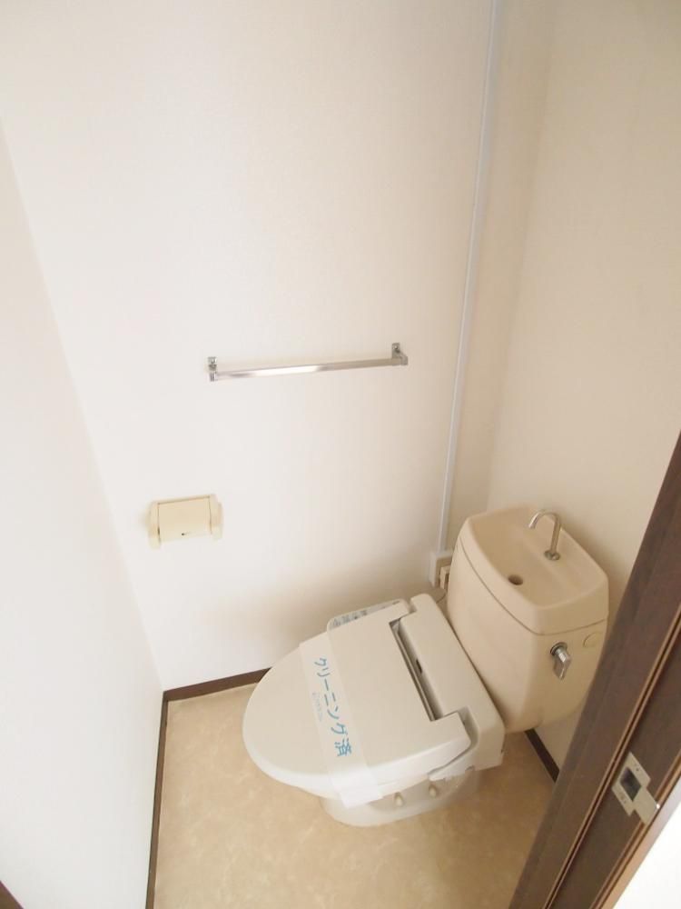 【トイレ】　イメージ　反転した間取りのお部屋の写真です。