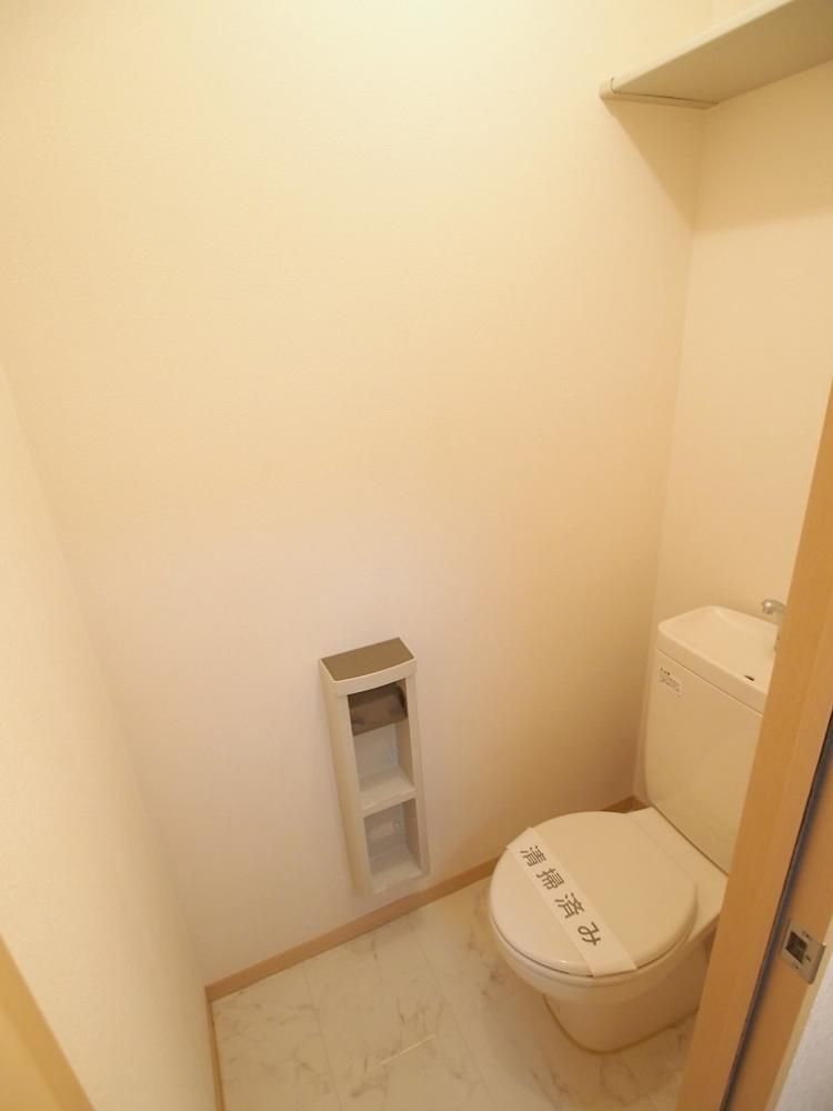 【トイレ】　収納棚付きのトイレ
