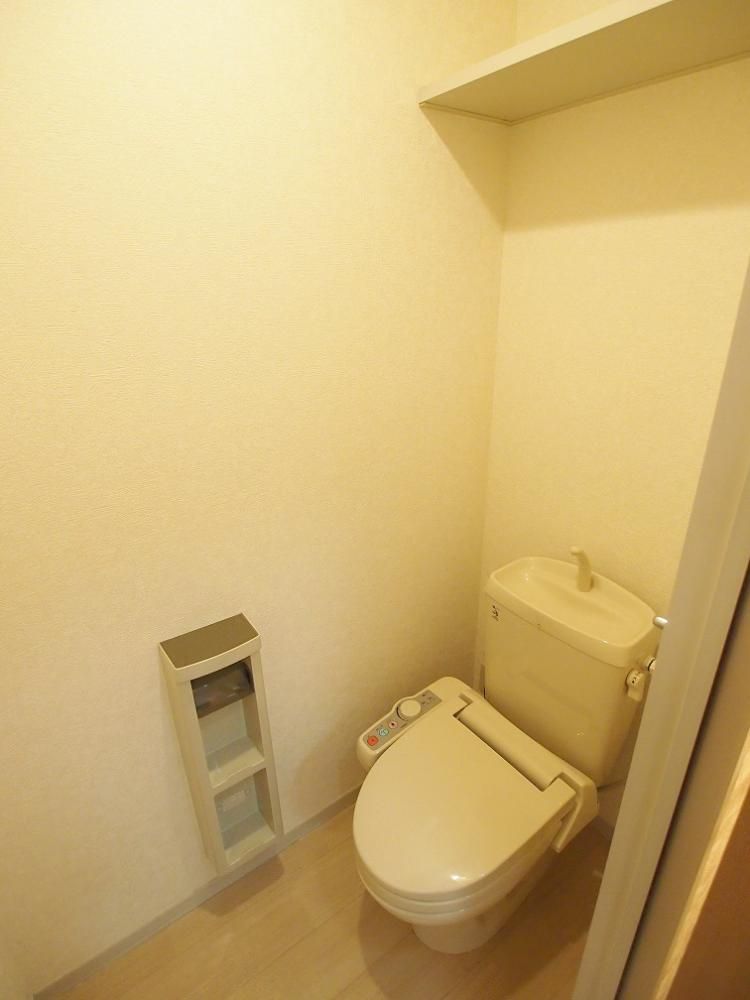 【トイレ】　便利な棚付きトイレ。温水洗浄便座付き