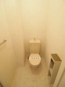 【トイレ】　洋式トイレ
※退室前の為、同じ間取りのお部屋の写真です。
