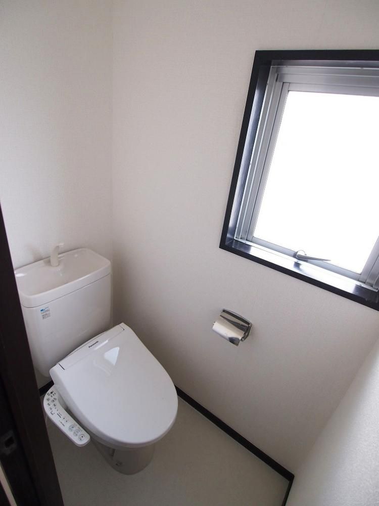 【トイレ】　温水洗浄便座
採光窓あり明るいトイレ