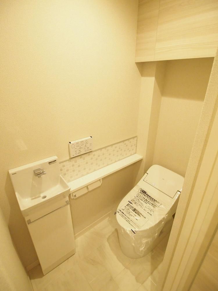 【トイレ】　温水洗浄便座
手洗い付き