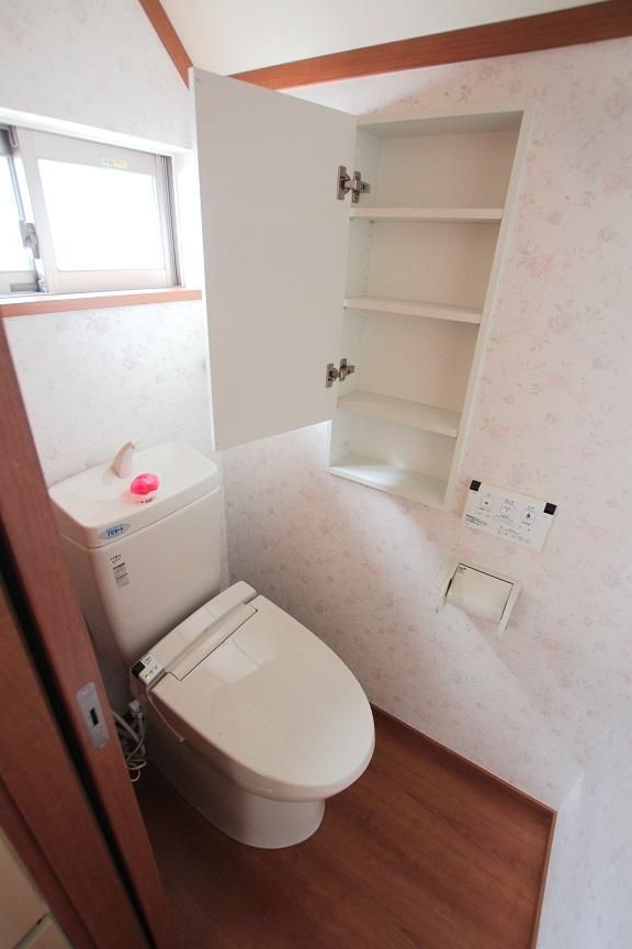 【トイレ】　温水洗浄便座
収納棚付きトイレ