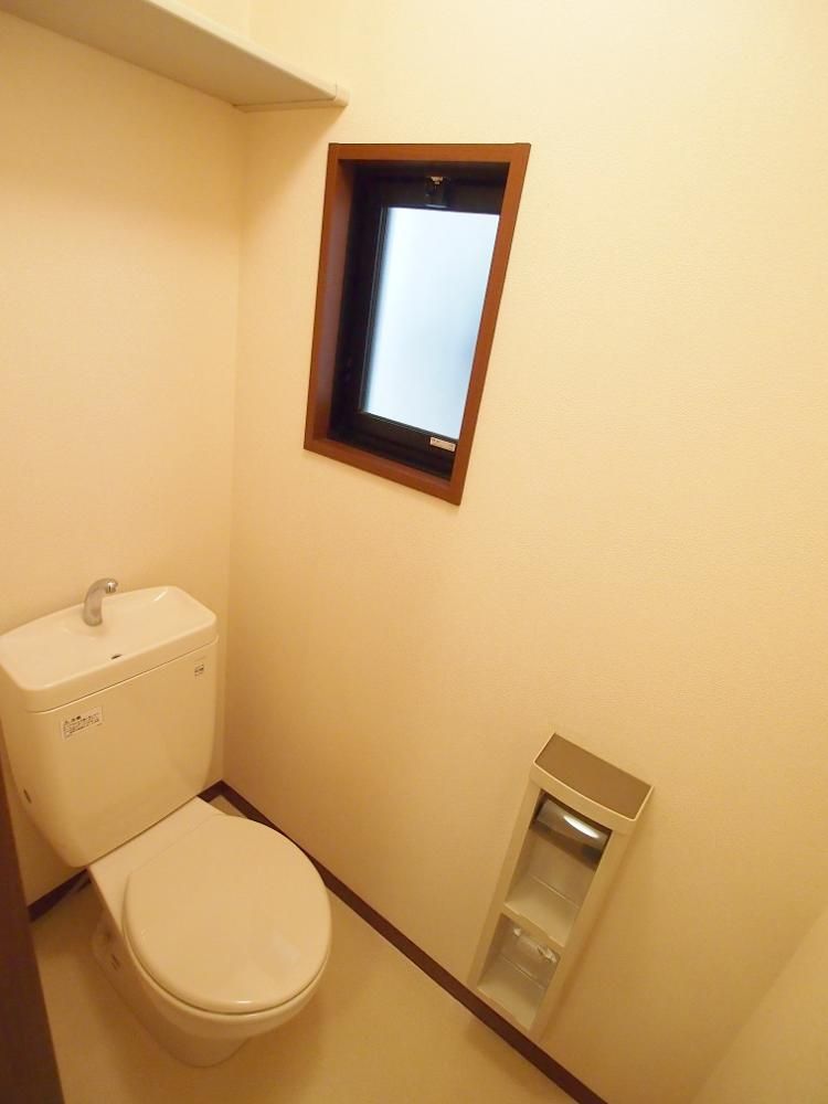 【トイレ】　小窓の付いたトイレ　収納棚もあります♪