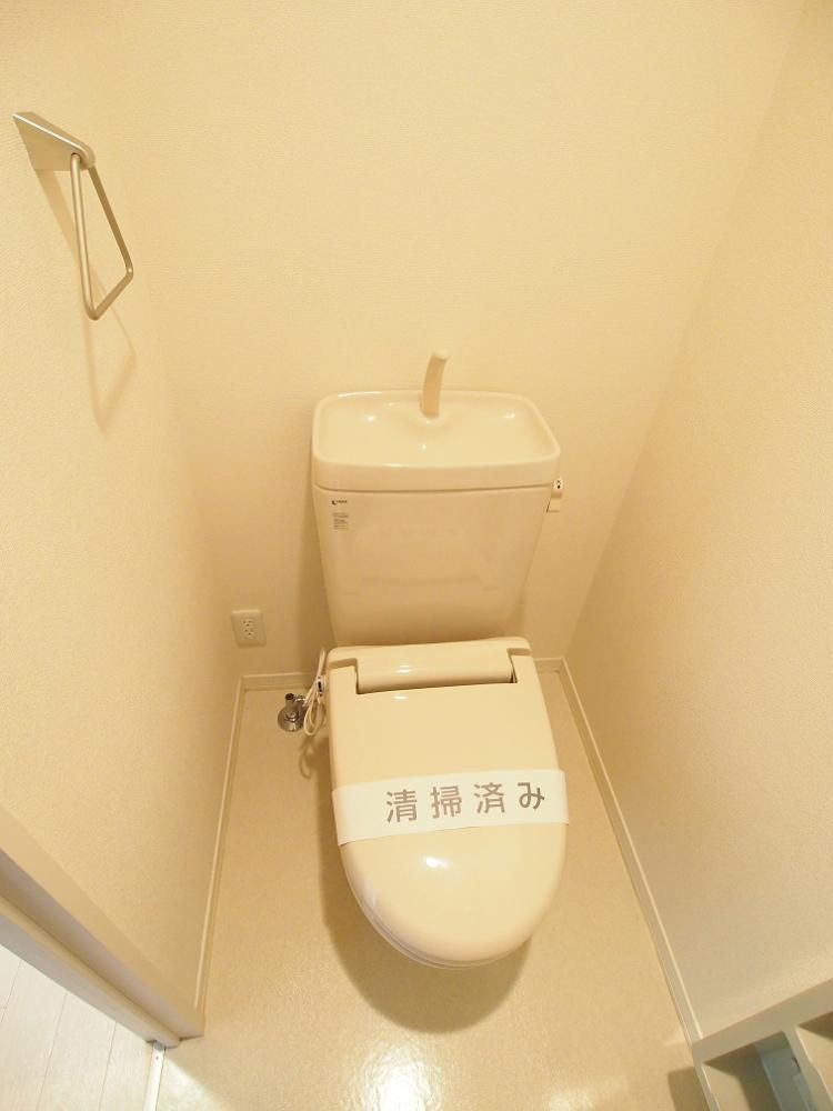 【トイレ】　※退室前またはクリーニングの為、別のお部屋の写真です。
