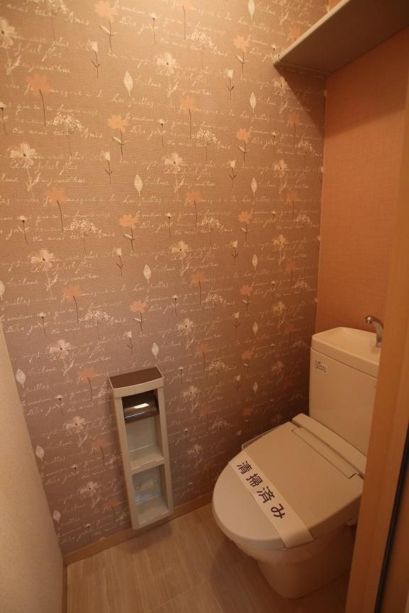 【トイレ】　便利な棚付きトイレ