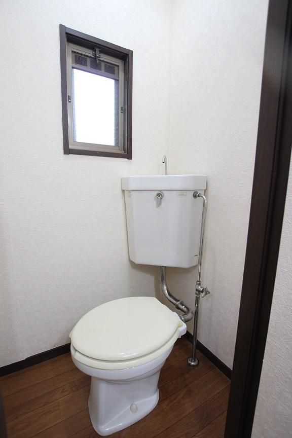 【トイレ】　小窓から自然光の入るトイレ