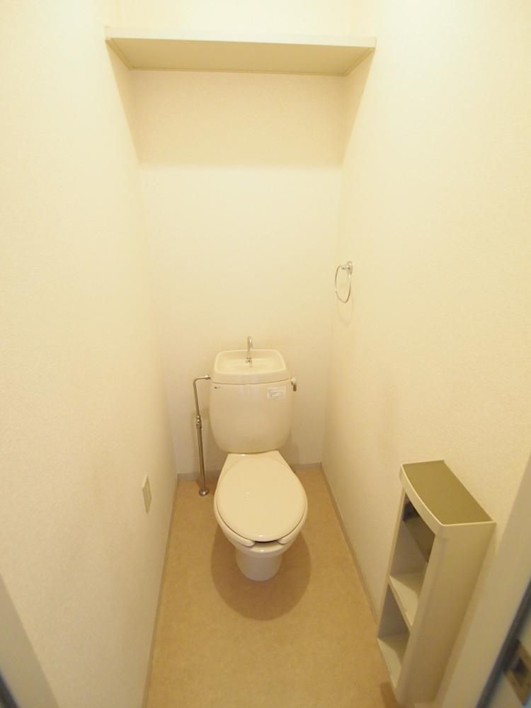 【トイレ】　リフォーム前のため、他のお部屋の写真です。