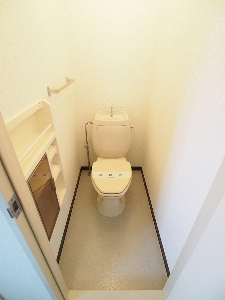 【トイレ】　便利な収納棚付き