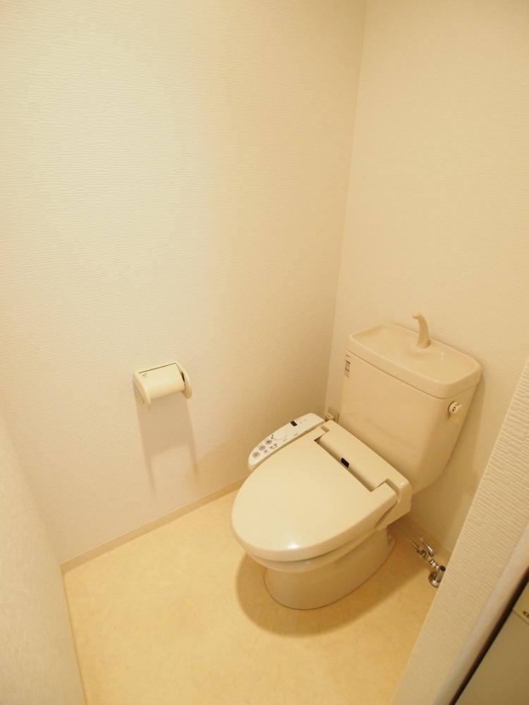 【トイレ】　※イメージ写真
別のお部屋の写真です。

温水洗浄便座