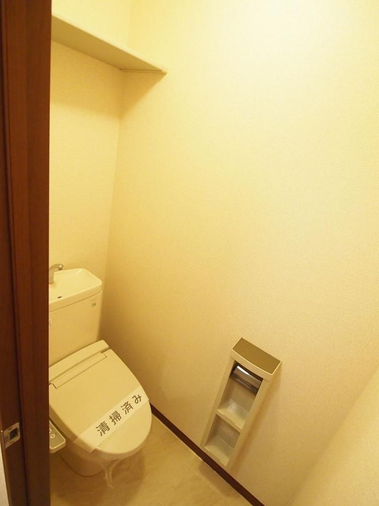 【トイレ】　在居中またはクリーニングの為、同間取りのお部屋の写真です。