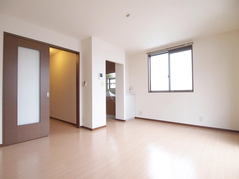 �y�����E���r���O�z�@�Ɨ��^�L�b�`��
���݋����܂��̓N���[�j���O�ׁ̈A���̂������̎ʐ^�ł��B