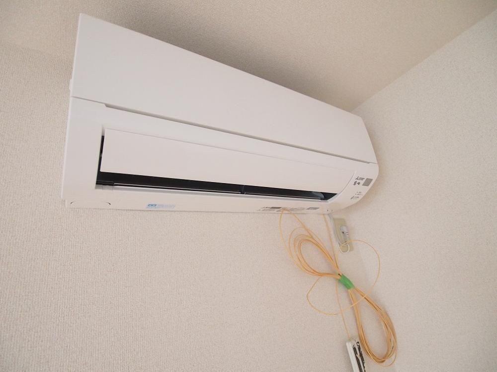 �y���̑��ݔ��z�@�G�A�R��1��
���݋����܂��̓N���[�j���O�ׁ̈A���̂������̎ʐ^�ł��B