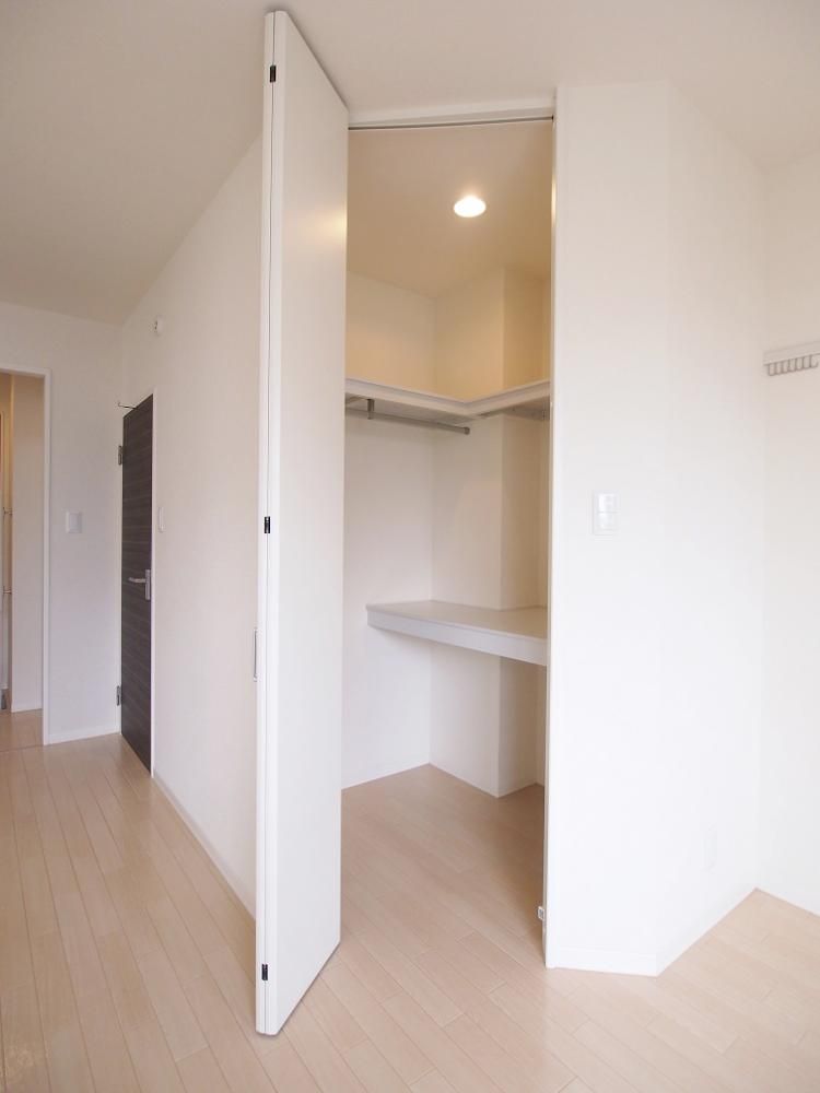 �y���[�z�@���C���[�W�ʐ^
�ގ��O�܂��̓N���[�j���O�ׁ̈A���������̎ʐ^�ł��B