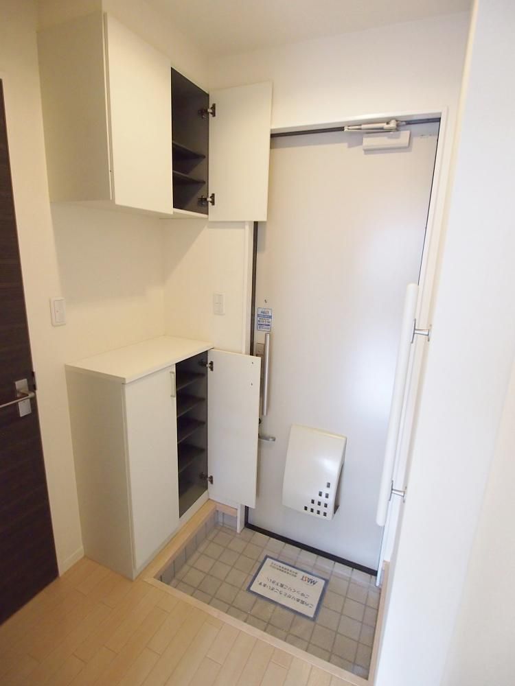 �y���ցz�@���C���[�W�ʐ^
�ގ��O�܂��̓N���[�j���O�ׁ̈A���������̎ʐ^�ł��B