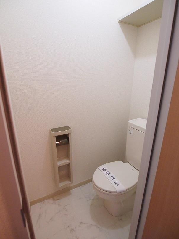 【トイレ】　洋式トイレ　便利な収納棚あります